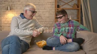 祖父正用手中的<strong>薯片</strong>喂他的孙子。 一位老人和一个年轻的胖<strong>男孩</strong>坐在上面